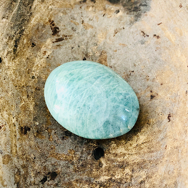 gepolijste handsteen van Amazoniet