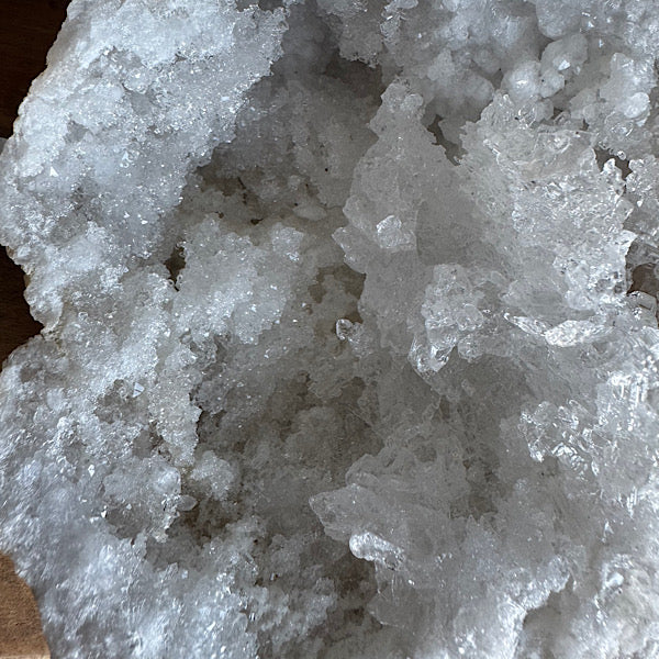 bergkristal geode met fijne kristallen