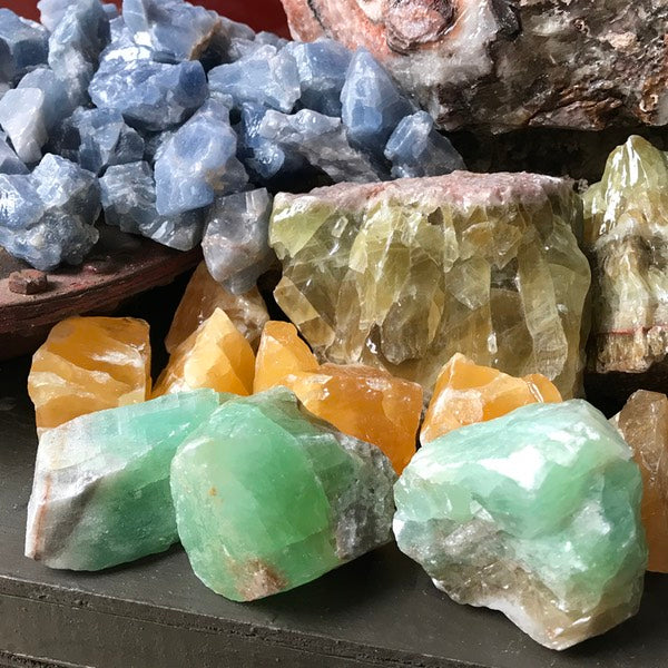 ruwe brokken edelstenen in diverse kleuren en grootte