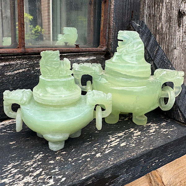 groene jade wierook potjes op een blauwe plank voor een spiegel