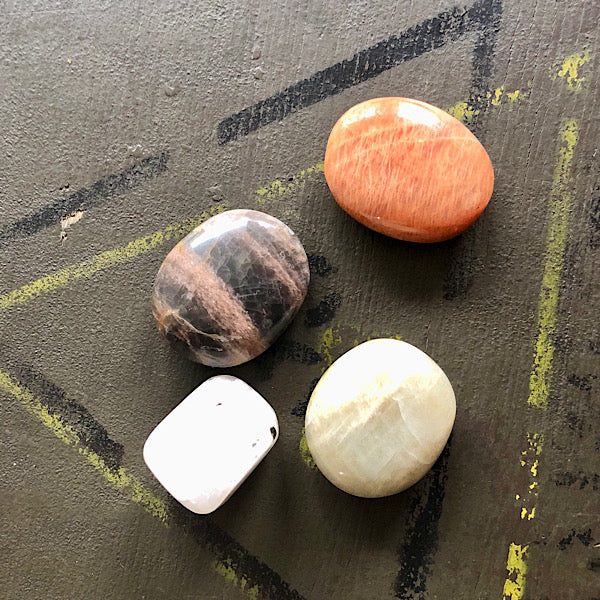 perzik, groene en zwarte maansteen trommelsteen