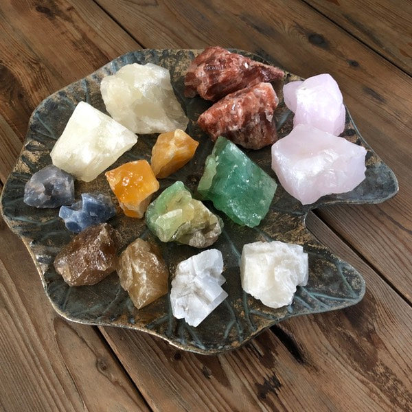 setje ruwe brokken calciet mineralen in diverse kleuren