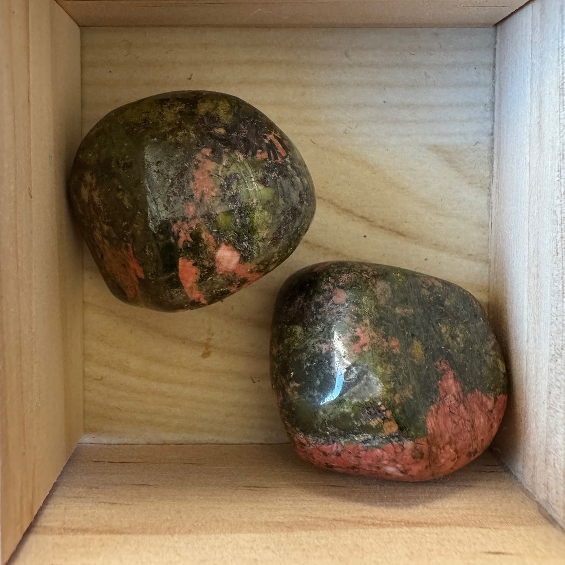unakiet roze met groen trommelsteen