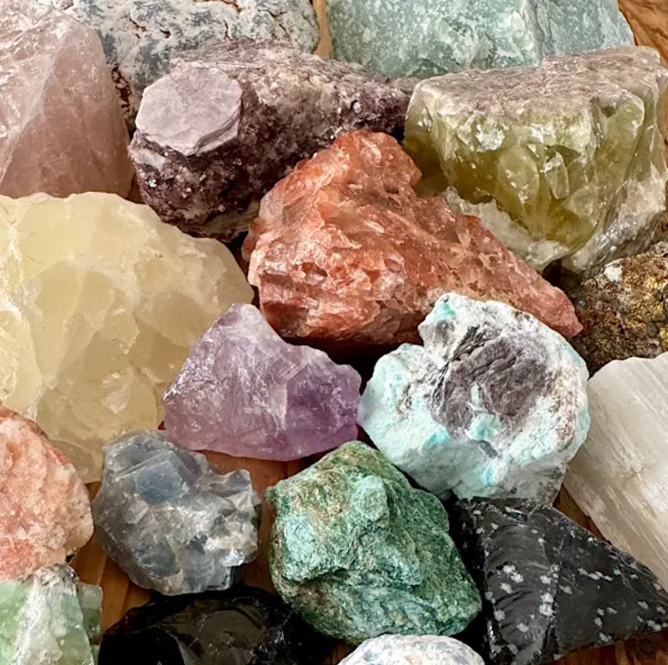 ruwe brokken en brokjes edelsteen