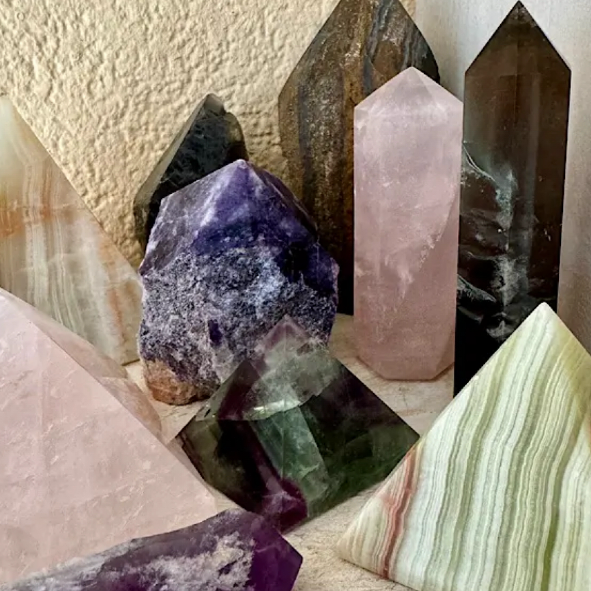 diverse edelstenen punten en piramides gepolijst