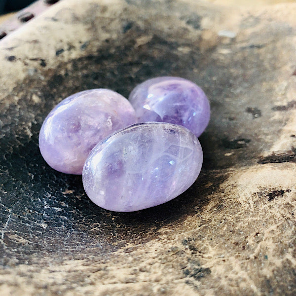Amethist Ovale Ronde Trommelsteen gouden driehoek kristallen mineralen edelstenen
