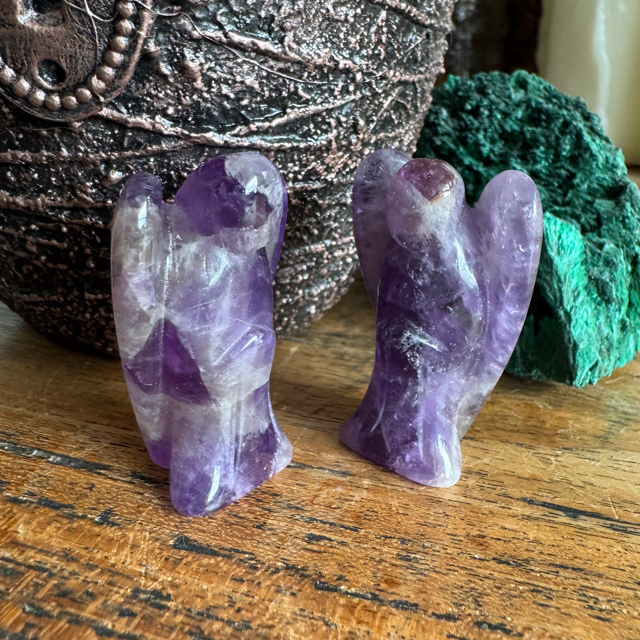 twee engeltjes van 4 cm van Amethist naar elkaar kijkend