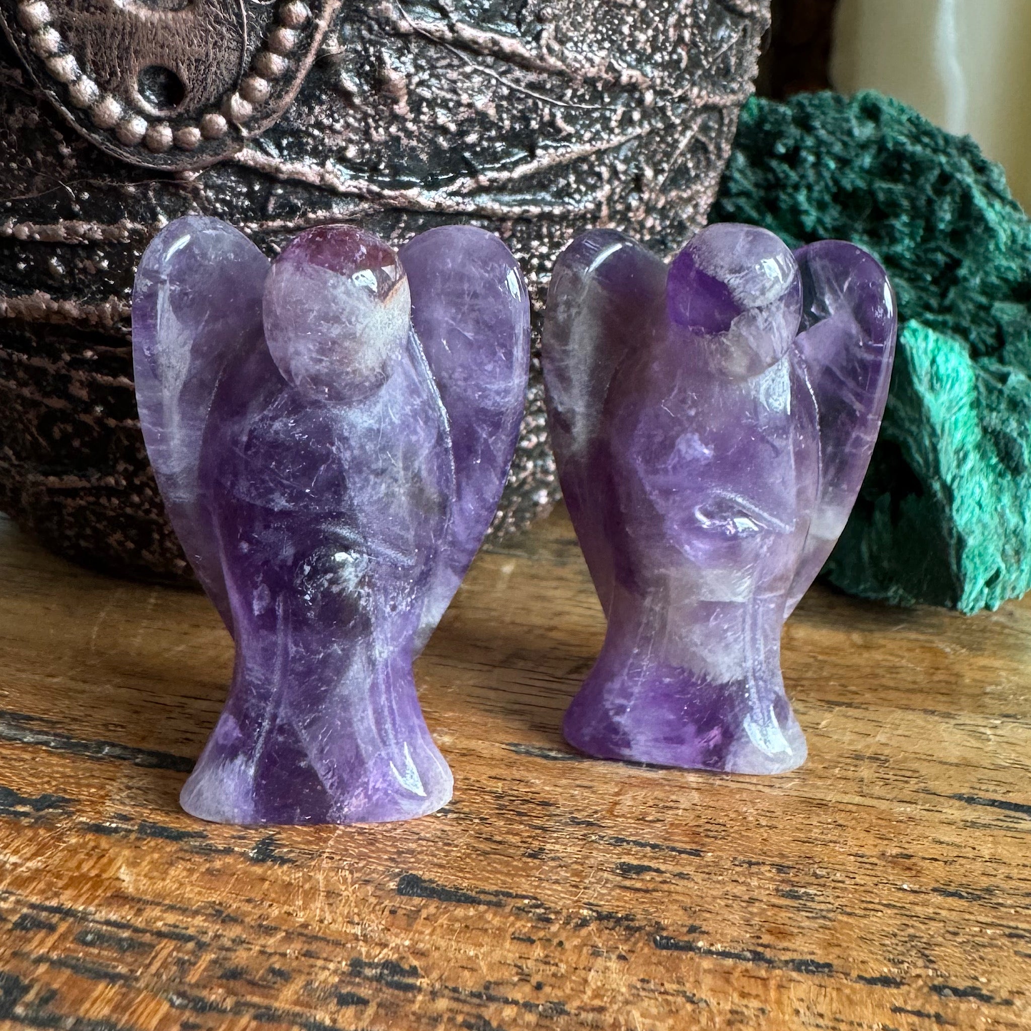 amethist engeltjes 4 cm twee op een houten plank