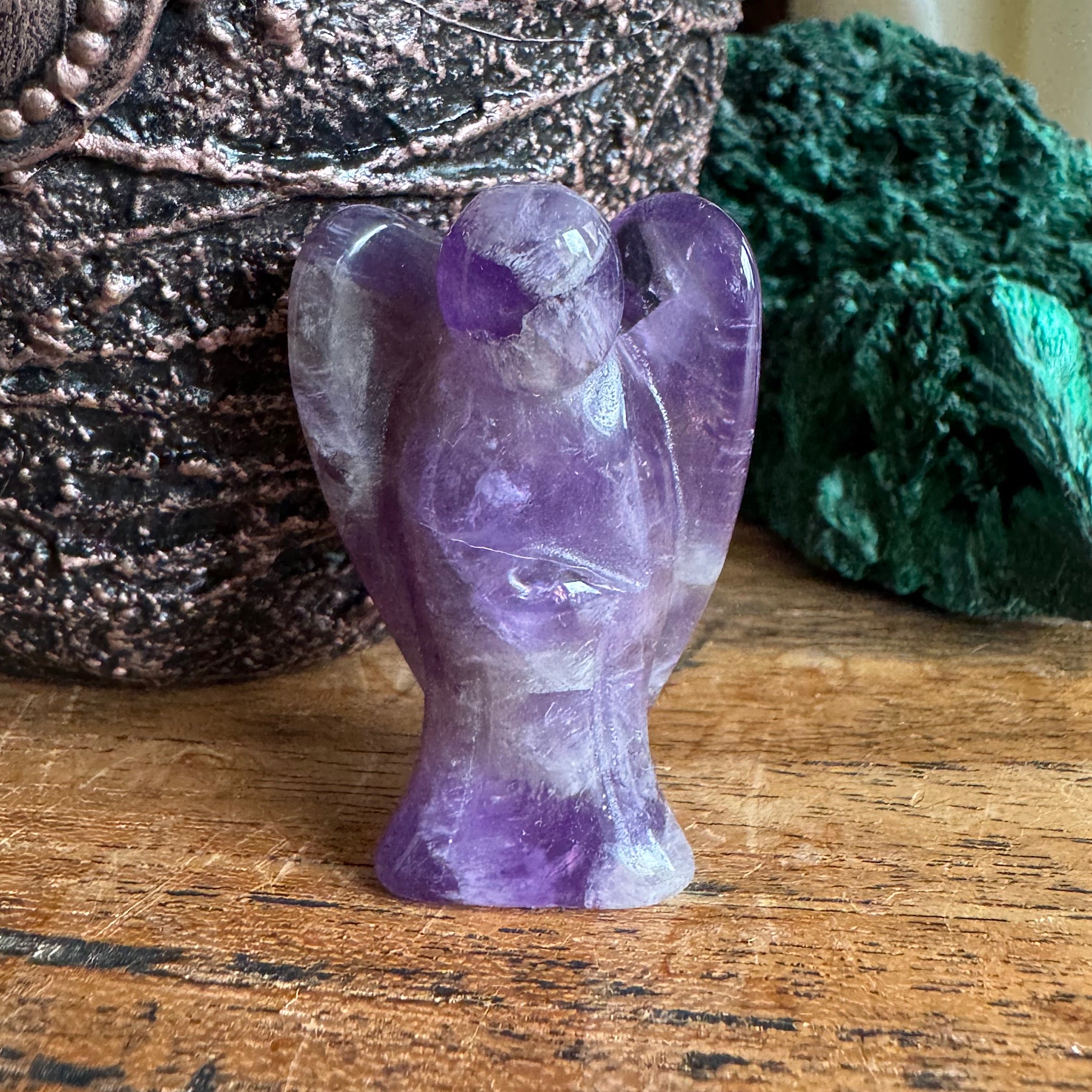 engeltje van paarse amethist op een houten plank