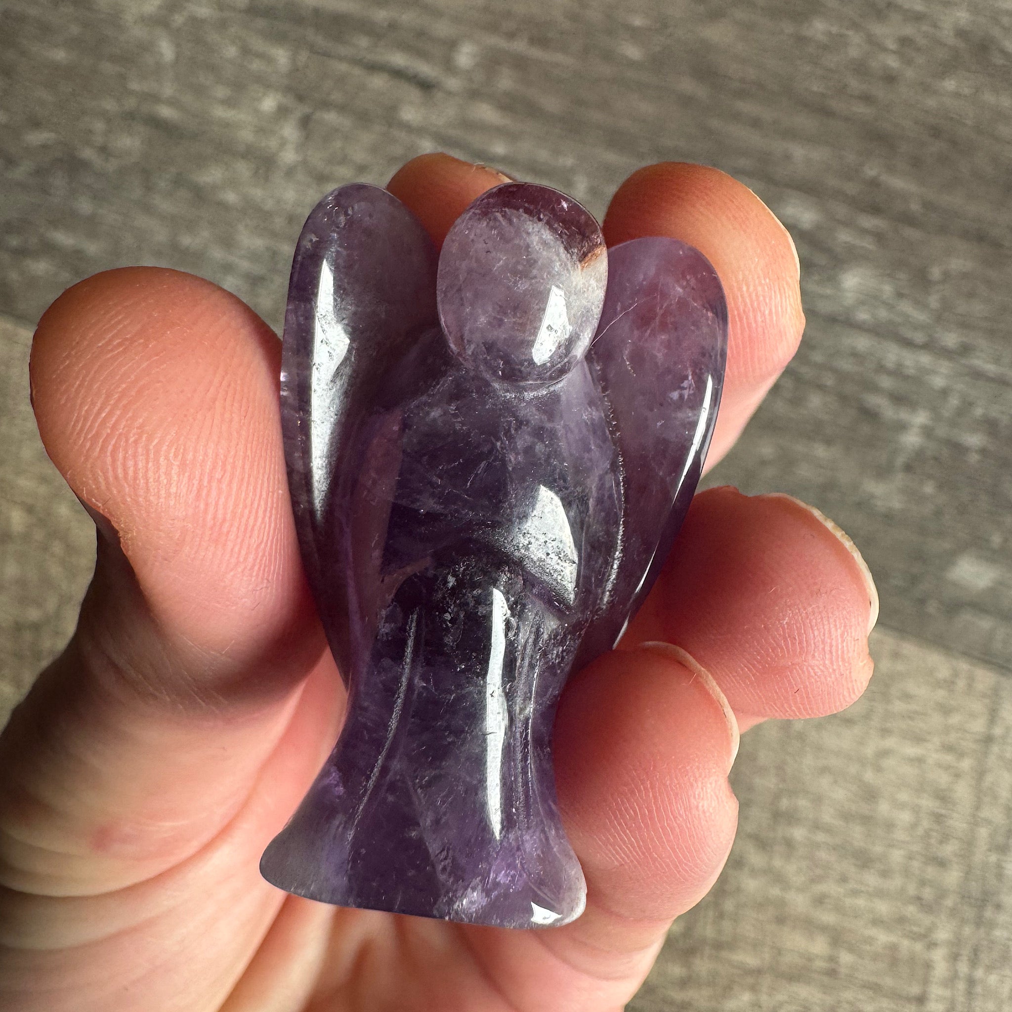 Amethist engel klein gepolijst in de hand 4cm