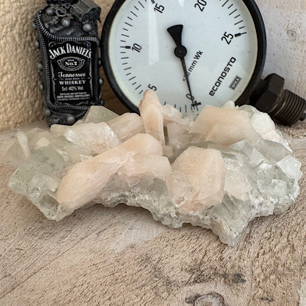 Apofyliet met Stilbiet gekristalliseerd India groen roze edelstenenmineralenwinkel.nl