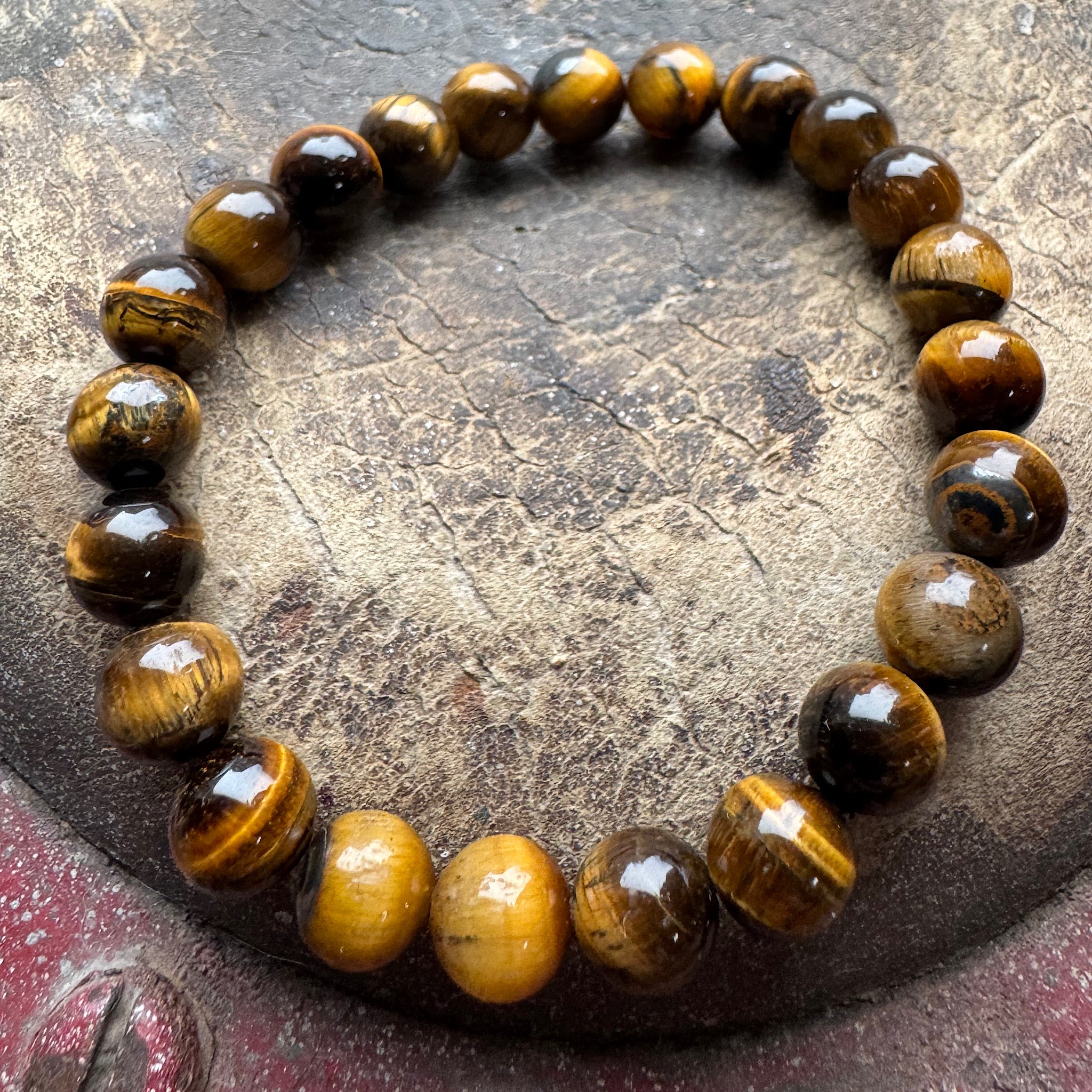 Armband TijgerOog Goud 8mm Kralen dichtbij getoond