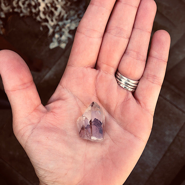 BergKristal Puntje met Rode Hematiet Fantoom, ethisch gemijnd