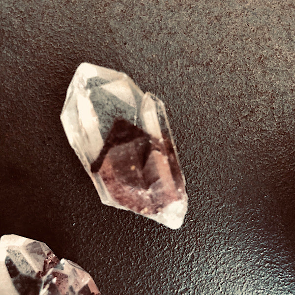 BergKristal Puntje met Rode Hematiet Fantoom, ethisch gemijnd