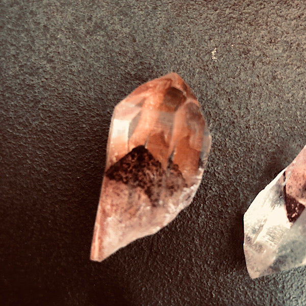 BergKristal Puntje met Rode Hematiet Fantoom, ethisch gemijnd