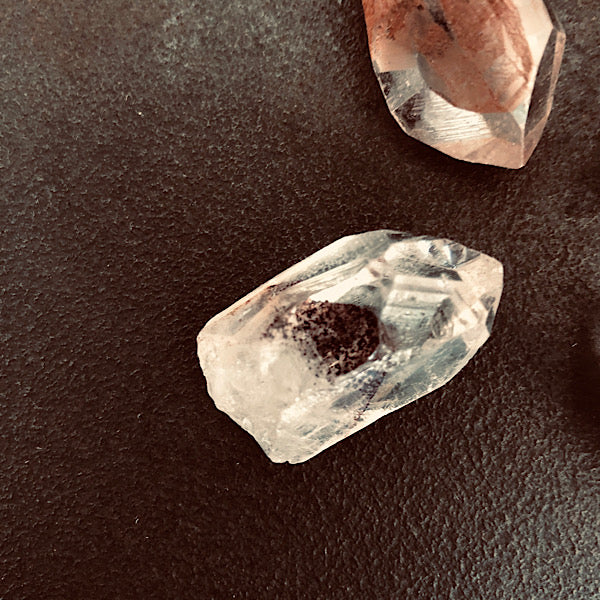 BergKristal Puntje met Rode Hematiet Fantoom, ethisch gemijnd