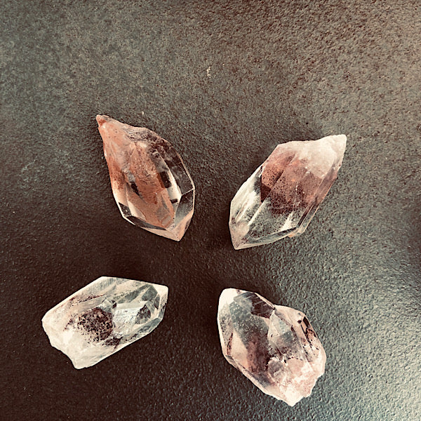 BergKristal Puntje met Rode Hematiet Fantoom, ethisch gemijnd