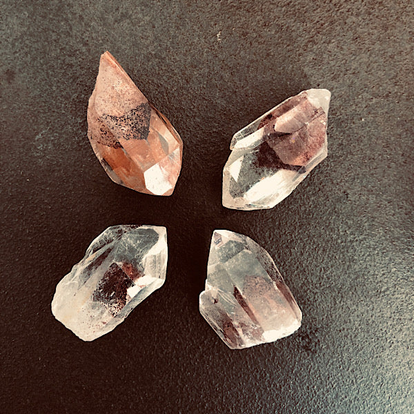 BergKristal Puntje met Rode Hematiet Fantoom, ethisch gemijnd