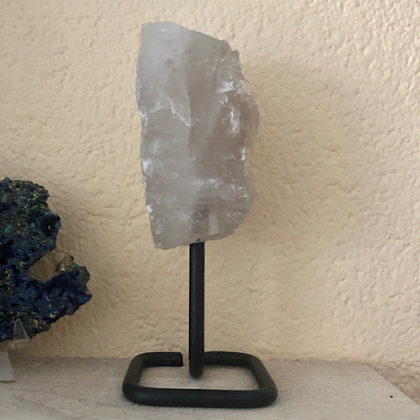 BergKristal Ruw Stuk op Standaard nr2 mineralen kunst