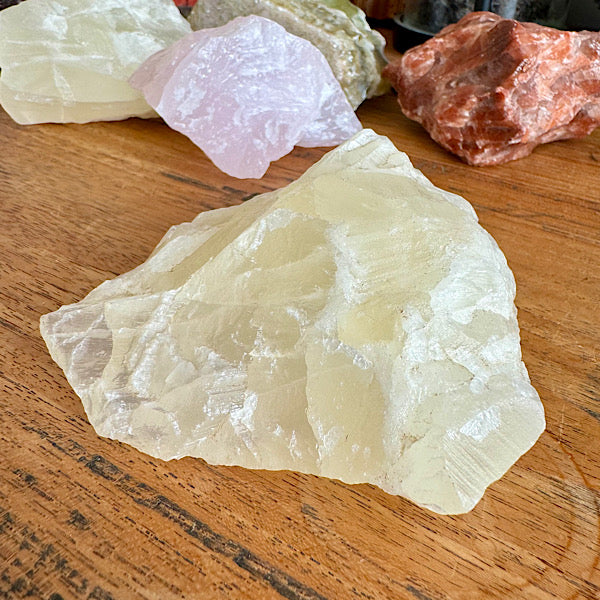 Calciet Geel ruw brok nr1 1 edelstenenmineralenwinkel