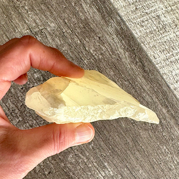 Calciet Geel ruw brok nr1 1 edelstenenmineralenwinkel