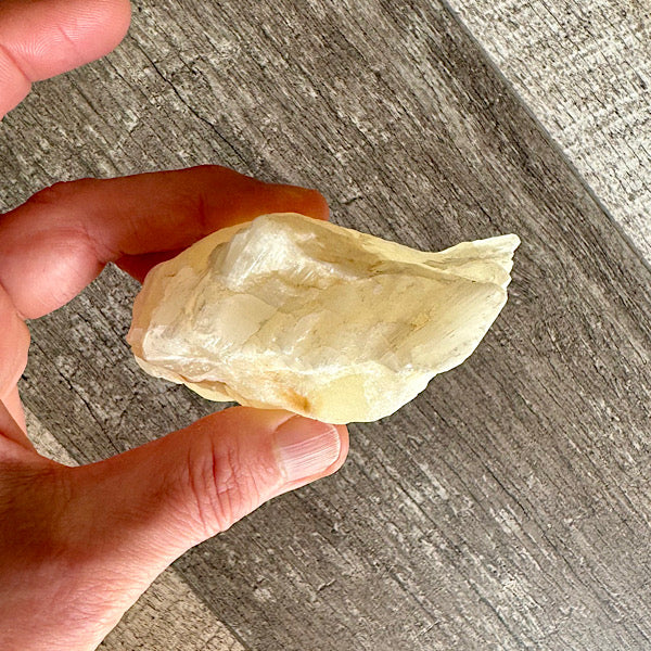 Calciet Geel ruw brok nr1 1 edelstenenmineralenwinkel