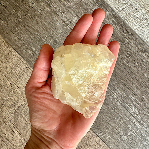 Calciet Geel ruw brok nr1 1 edelstenenmineralenwinkel