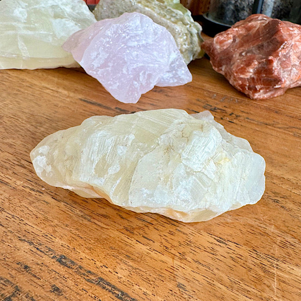 Calciet Geel ruw brok nr1 1 edelstenenmineralenwinkel