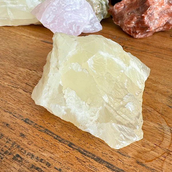 Calciet Geel ruw brok nr1 1 edelstenenmineralenwinkel