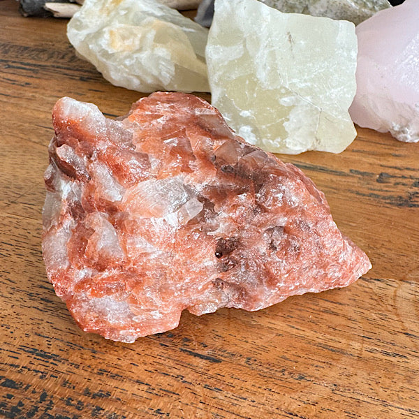 Calciet rood ruw brok edelstenen mineralen winkel