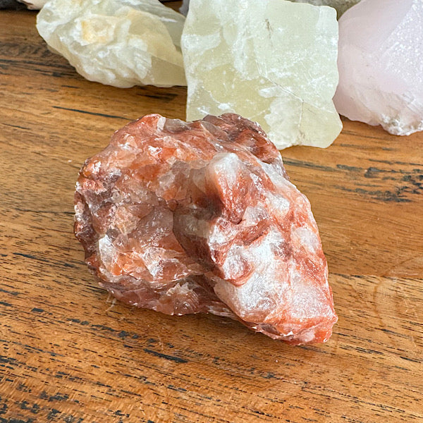 Calciet rood ruw brok edelstenen mineralen winkel