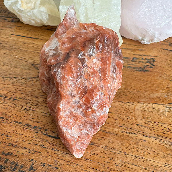 Calciet rood ruw brok edelstenen mineralen winkel