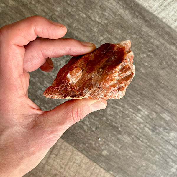 Calciet rood ruw brok edelstenen mineralen winkel