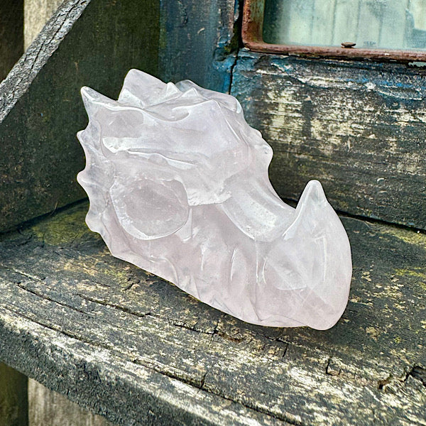 Draken schedel rozekwarts rozenkwarts skull edelstenenmineralenwinkel