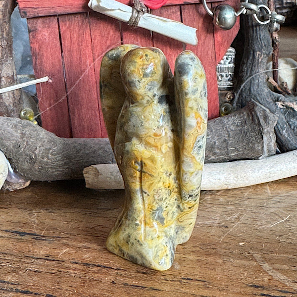 Engel Agaat Crazy Lace 5cm  op een houten plank schuin