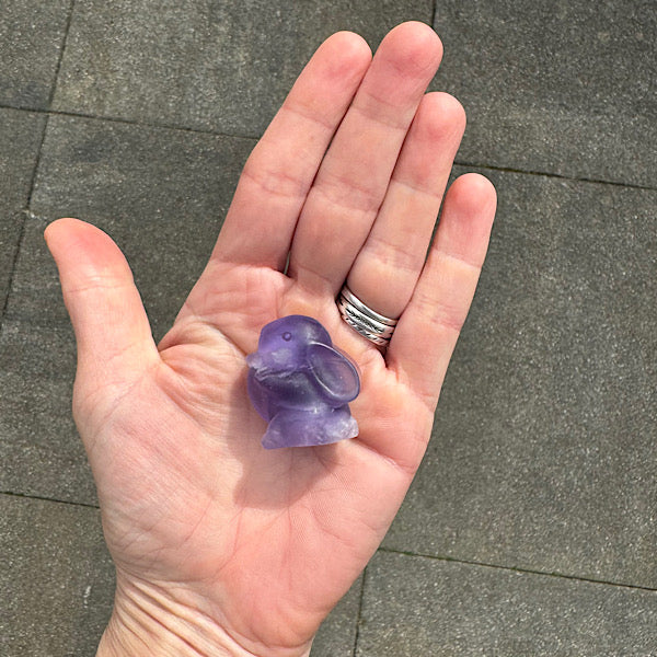 Fluoriet Gepolijst Konijntje nr2 diertje gepolijst edelstenenmineralenwinkel