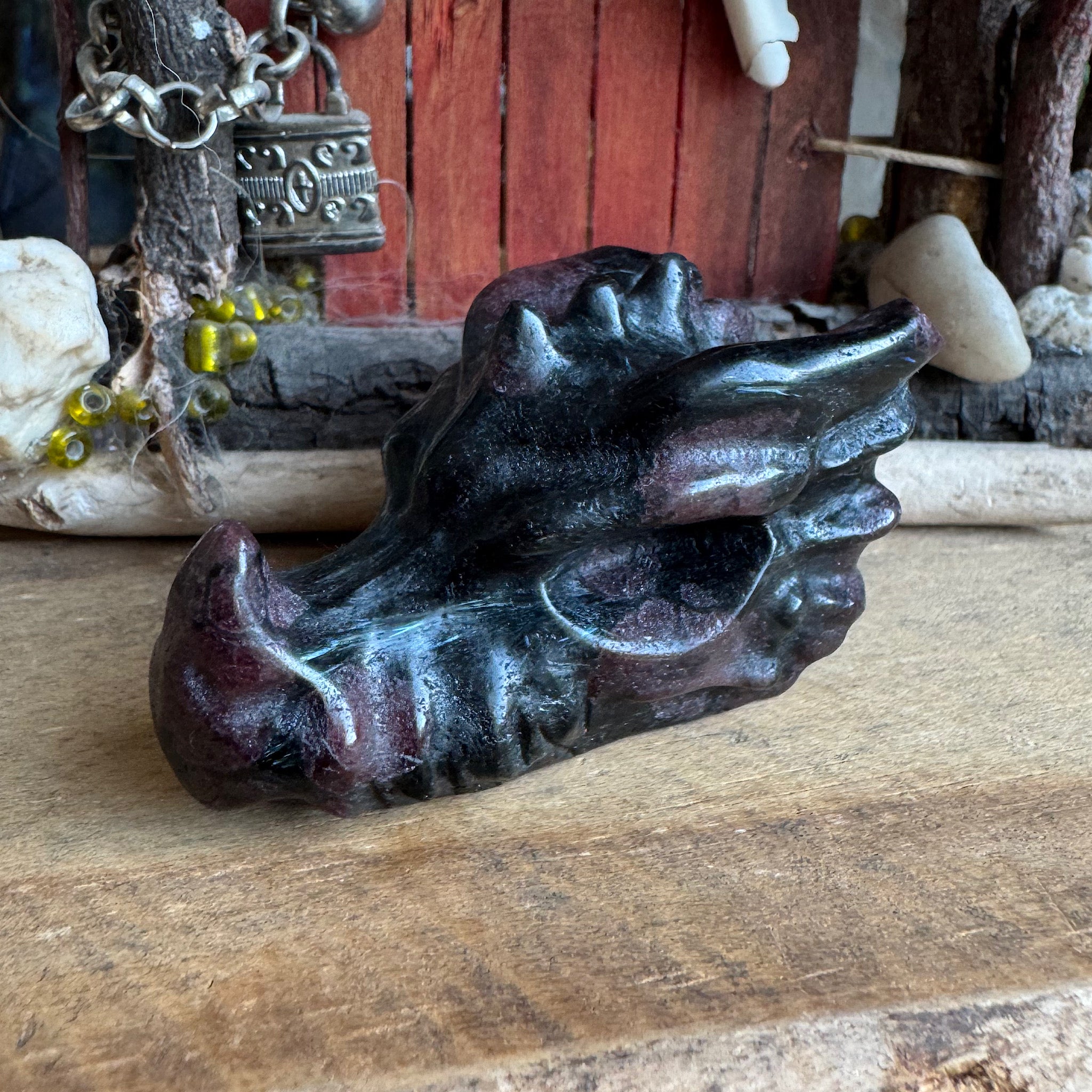 een zwart paarse drakenschedel van granaat in biotiet