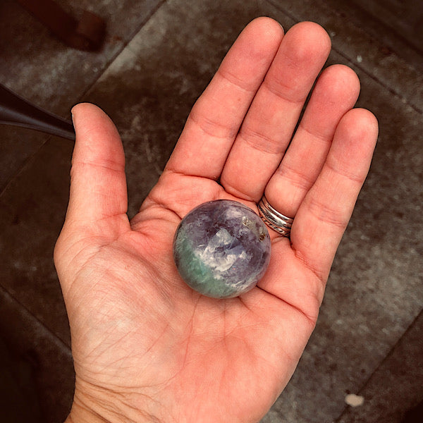 Groen en paars Fluoriet Kleine Bol, ethisch geproduceerd mineralen kristallen