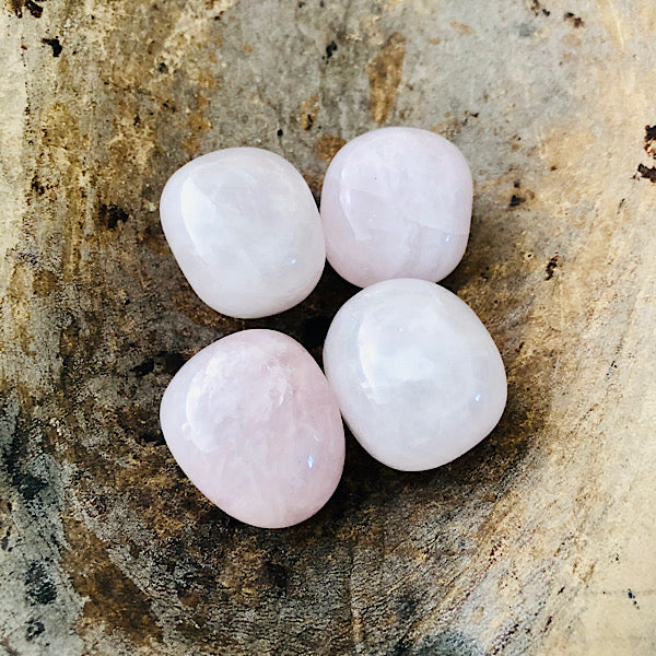 Rozekwarts of RozenKwarts Ronde trommelsteen mineralen edelstenen