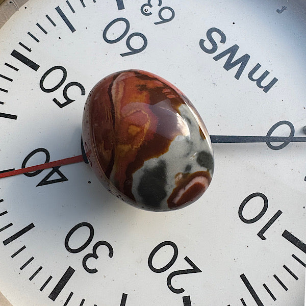 Jaspis Polychroom hand of zak steen gepolijst - edelstenenmineralenwinkel.nl