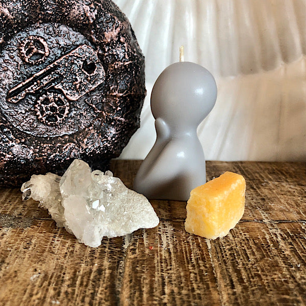 Kleine Bewonderaar Licht Grijs Kaarsje met BergKristal Clustertje setje mineralen sfeer