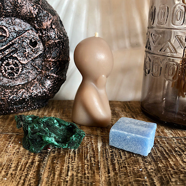 Kleine Bewonderaar Midden Bruin Kaarsje met stukje Malachiet