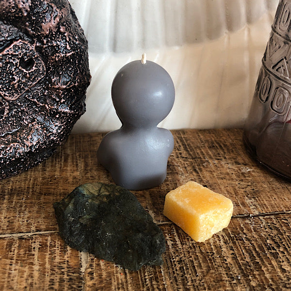 Kleine Bewonderaar Midden Grijs Kaarsje met Labradoriet setje mineralen sfeer