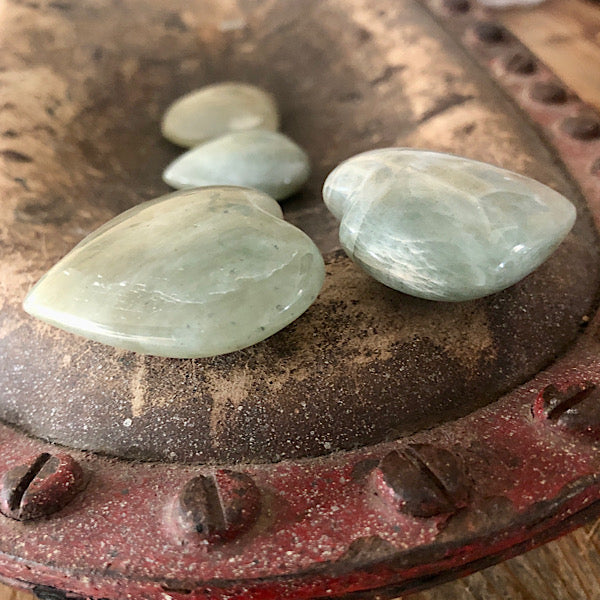 Maansteen Groen Klein Hartje gepolijst kristallen edelstenen mineralen winkel zonnesteen labradoriet
