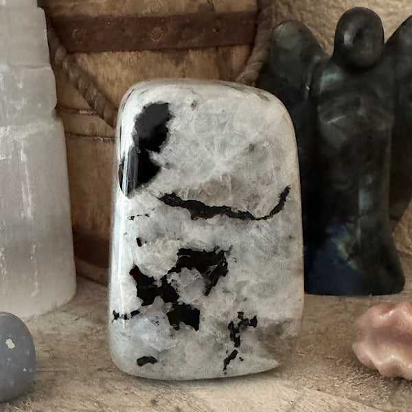 Maansteen RegenBoog Sculptuur gepolijst C edelstenenmineralenwinkel.nl