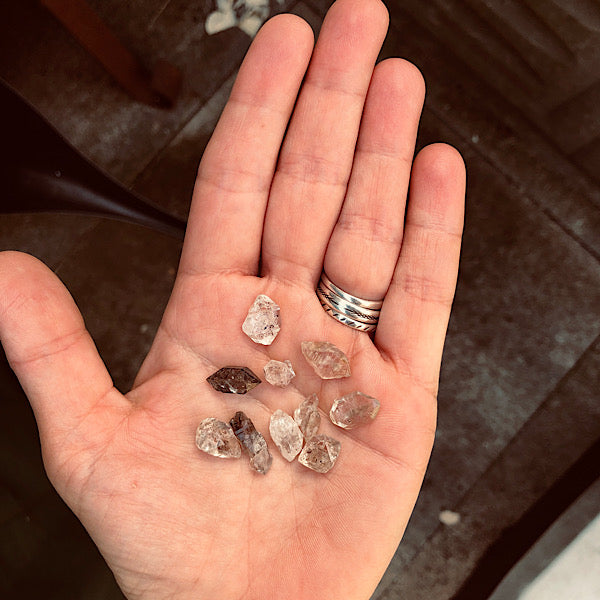 Kwarts Steentjes met Fluoriserende Vlekjes PetroleumKwarts of Gouden Enhydro Kristal Mini Steentjes