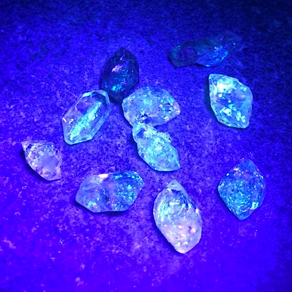 Kwarts Steentjes met Fluoriserende Vlekjes PetroleumKwarts of Gouden Enhydro Kristal Mini Steentjes