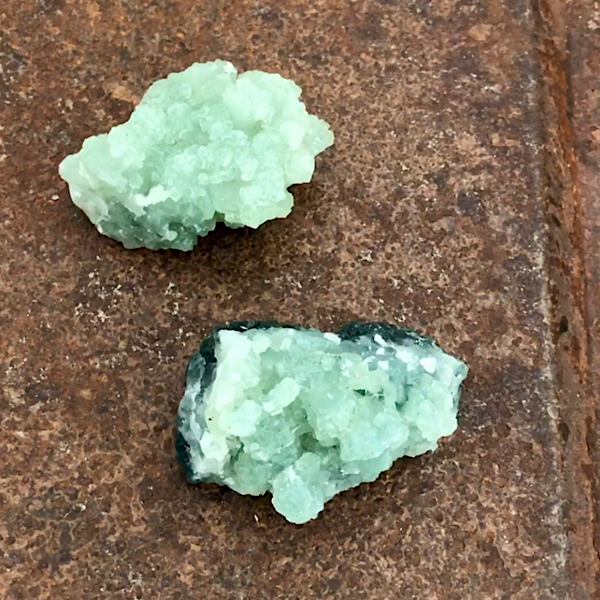 Prehniet Groen ruw stukje mineralen