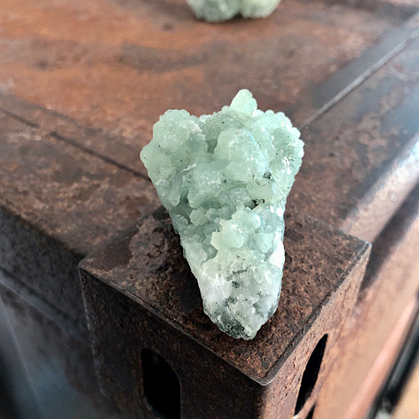 Prehniet Groen ruw stukje nr2 mineralen