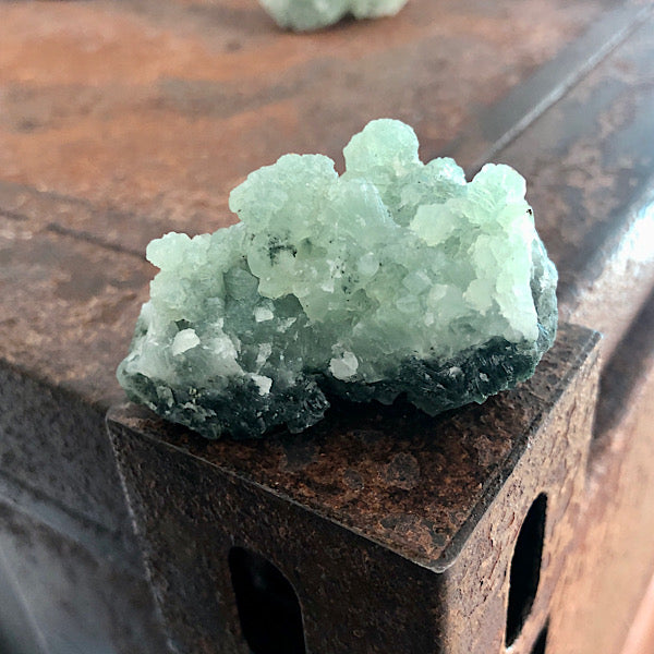 Prehniet Groen ruw stukje nr2 mineralen